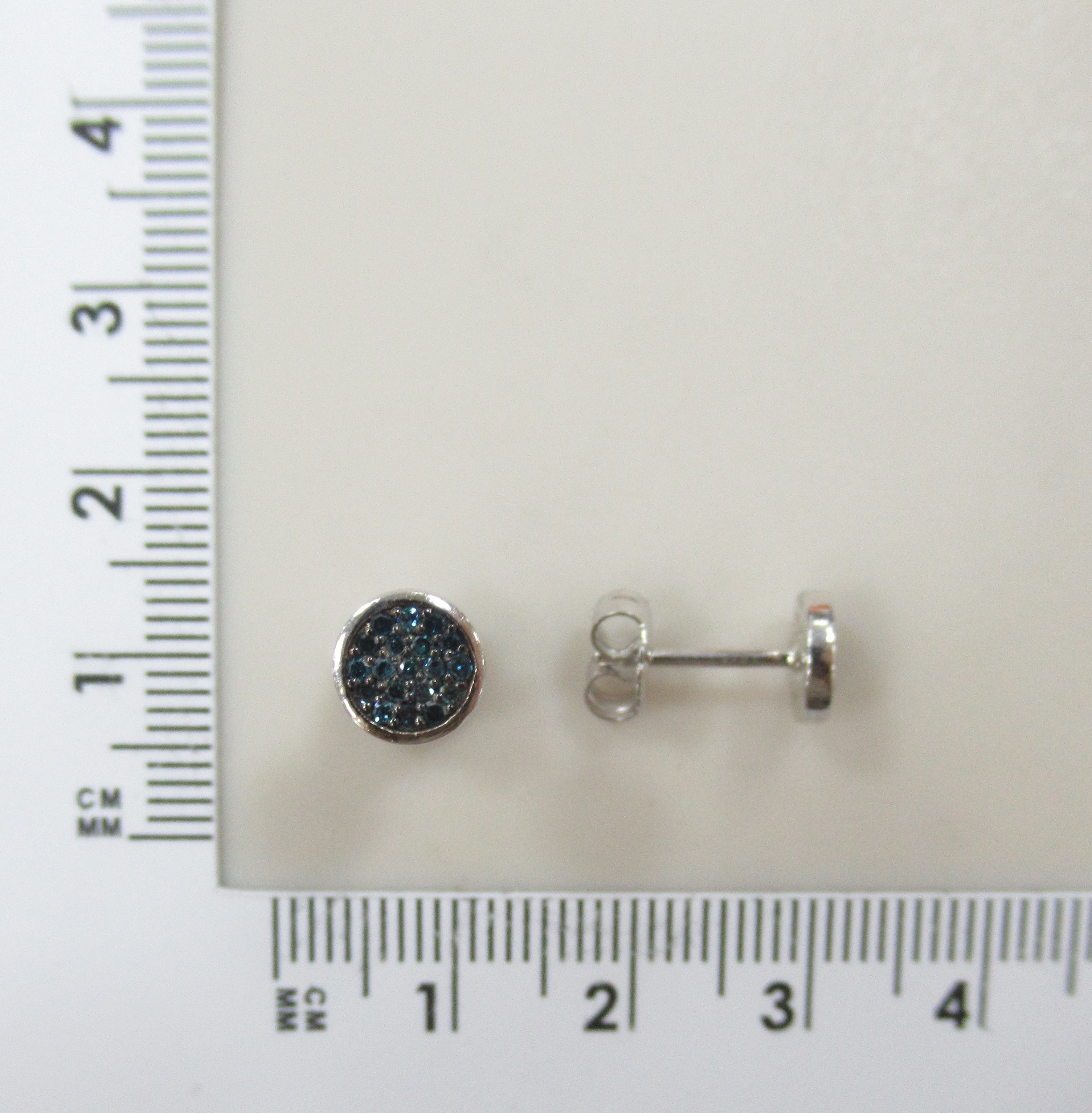 Серебряные серьги-пусеты с голубыми бриллиантами